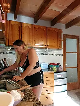 BecciDeluxe online show from November 9, 3:10 pm