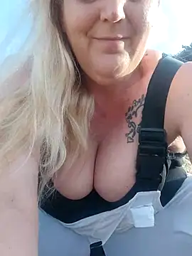 BecciDeluxe online show from March 18, 3:48 pm