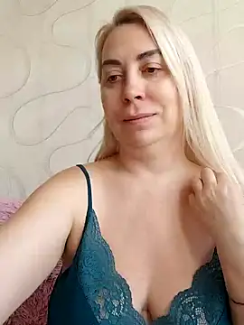 Snapshot of HotJanet chatting on January 11, 8:54 am HotJanet online show from January 11, 8:54 am