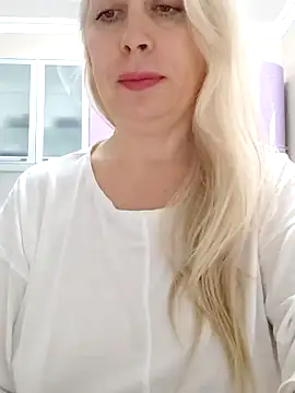 Snapshot of HotJanet chatting on February 6, 12:37 pm HotJanet online show from February 6, 12:37 pm