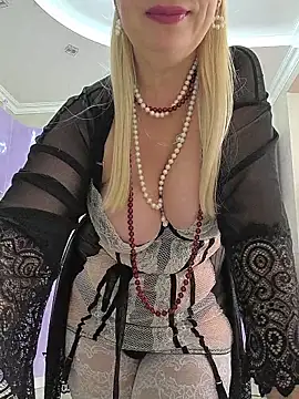 Snapshot of HotJanet chatting on November 16, 10:43 am HotJanet online show from November 16, 10:43 am