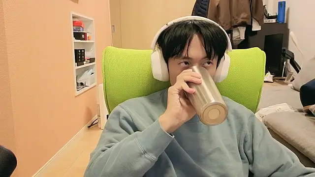 Snapshot of freeeeeessssss111 chatting on December 4, 4:22 am freeeeeessssss111 online show from December 4, 4:22 am