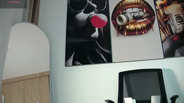 aidaadams online show from December 18, 11:27 am