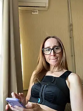 LauraDavis online show from April 10, 2:00 pm