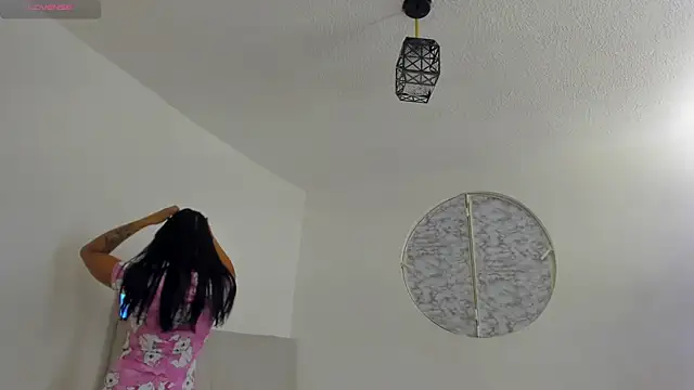 Snapshot of IsabelaVanegas_ chatting on December 2, 5:24 am IsabelaVanegas online show from December 2, 5:24 am