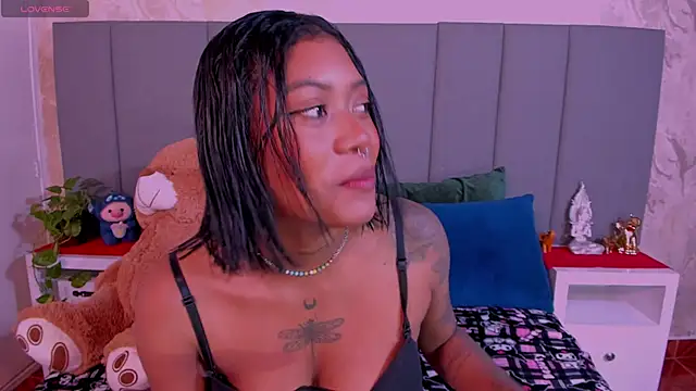 Snapshot of JulianaMiller chatting on January 20, 12:04 am JulianaMiller online show from January 20, 12:04 am