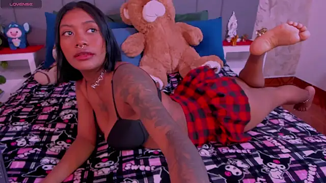 Snapshot of JulianaMiller chatting on January 24, 1:13 am JulianaMiller online show from January 24, 1:13 am