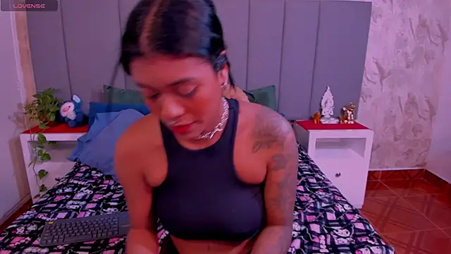 Snapshot of JulianaMiller chatting on January 27, 2:20 am JulianaMiller online show from January 27, 2:20 am