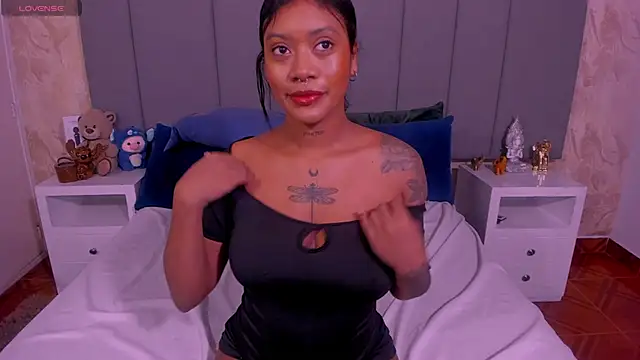 Snapshot of JulianaMiller chatting on March 12, 2:20 am JulianaMiller online show from March 12, 2:20 am