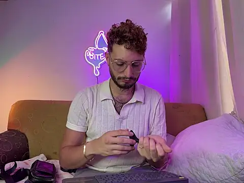 Snapshot of axel_giracr chatting on October 15, 7:14 pm axel giracr online show from October 15, 7:14 pm