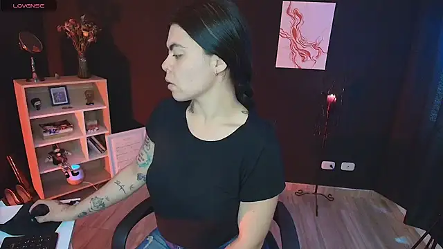 Snapshot of _WednesdayFriday_ chatting on December 3, 7:00 pm  WednesdayFriday  online show from December 3, 7:00 pm