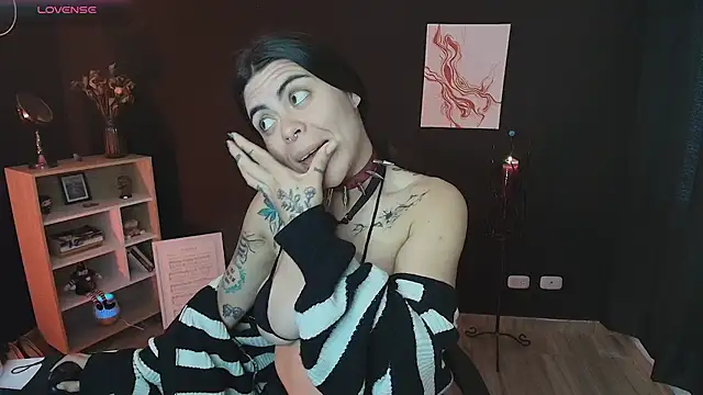 Snapshot of _WednesdayFriday_ chatting on January 5, 9:25 pm  WednesdayFriday  online show from January 5, 9:25 pm