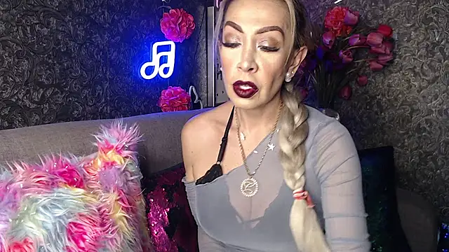 Snapshot of EvelinaGrey chatting on January 20, 2:43 am EvelinaGrey online show from January 20, 2:43 am