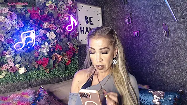 Snapshot of EvelinaGrey chatting on February 1, 3:30 am EvelinaGrey online show from February 1, 3:30 am