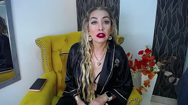 Snapshot of EvelinaGrey chatting on February 23, 8:28 am EvelinaGrey online show from February 23, 8:28 am