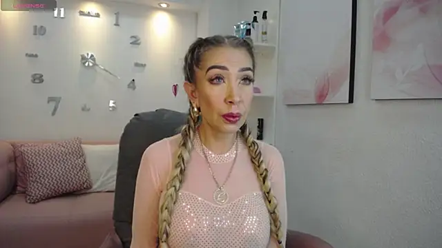 Snapshot of EvelinaGrey chatting on March 16, 1:07 am EvelinaGrey online show from March 16, 1:07 am