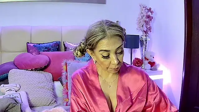 Snapshot of EvelinaGrey chatting on November 23, 10:26 am EvelinaGrey online show from November 23, 10:26 am