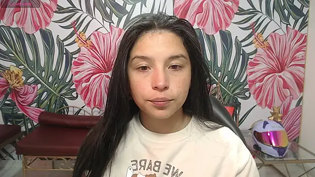Snapshot of Small_naughty_ chatting on April 18, 1:15 pm Small naughty online show from April 18, 1:15 pm