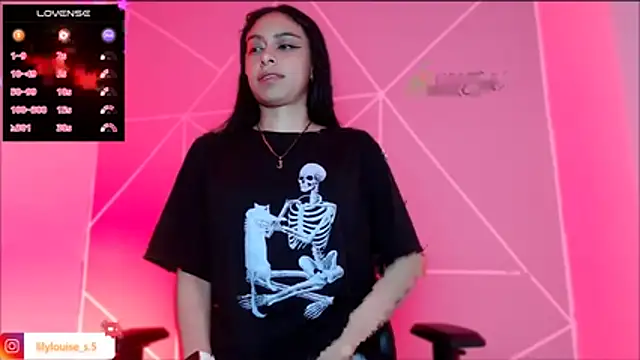 Snapshot of lilylouisee chatting on November 1, 6:15 am lilylouisee online show from November 1, 6:15 am