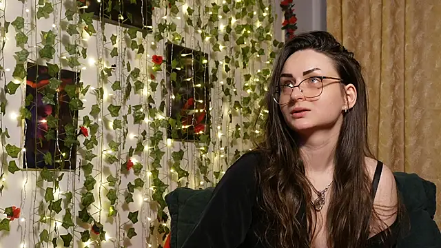 NaughtYHomemadE online show from January 11, 10:20 am