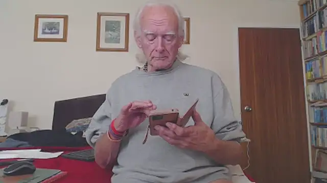 Snapshot of WaverlyKernow chatting on October 26, 10:54 am WaverlyKernow online show from October 26, 10:54 am