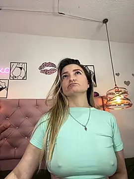 Snapshot of antonella87 chatting on October 6, 7:55 pm antonella87 online show from October 6, 7:55 pm