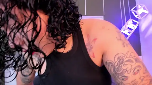 Snapshot of Alexxxholy chatting on February 18, 1:44 pm Alexxxholy online show from February 18, 1:44 pm