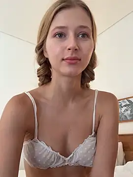 LunaRase online show from February 12, 1:00 am