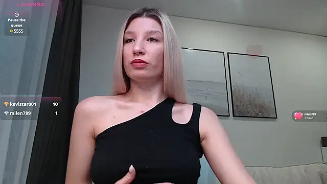 Snapshot of Linaa_Land chatting on December 9, 9:39 am Linaa Land online show from December 9, 9:39 am