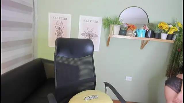 Snapshot of Aliiz_01 chatting on February 6, 10:26 am Aliiz 01 online show from February 6, 10:26 am