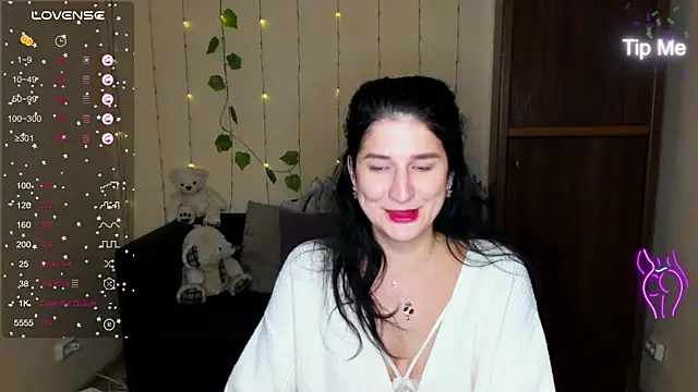 Snapshot of Alianna_Solo_Kisses chatting on January 21, 6:22 am Alianna Solo Kisses online show from January 21, 6:22 am