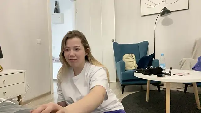 Snapshot of Embersweetbunny chatting on March 2, 1:16 pm Embersweetbunny online show from March 2, 1:16 pm