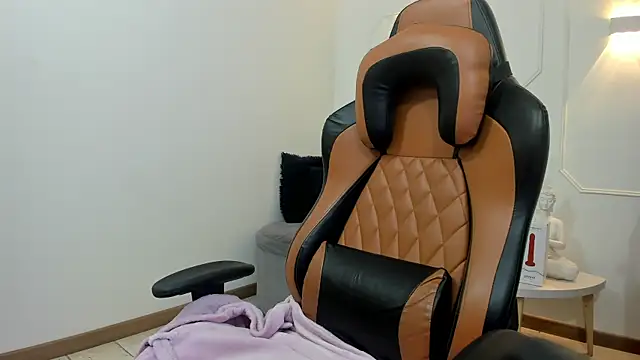 Lizzie Williams  online show from January 17, 3:11 am