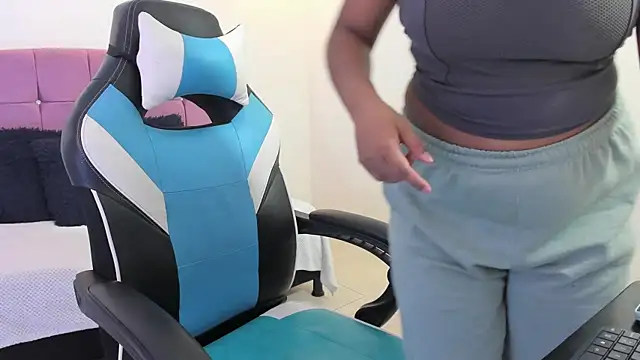 Lizzie Williams  online show from March 31, 3:30 am