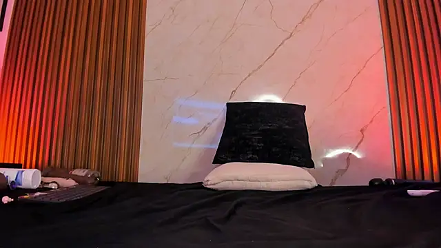 Emiilycollins online show from December 7, 3:25 am