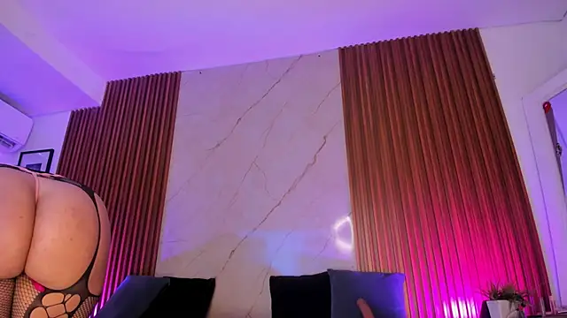 Emiilycollins online show from February 17, 9:52 pm