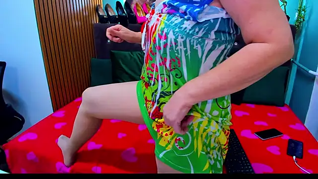 Snapshot of Lilly_hott chatting on October 15, 6:52 pm Lilly hott online show from October 15, 6:52 pm