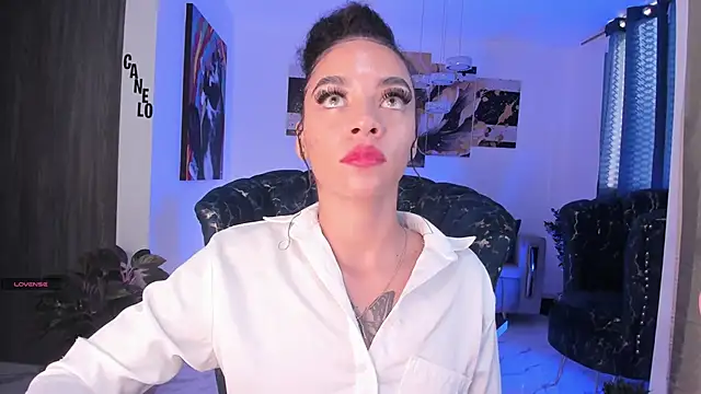 Snapshot of pretty_pettite chatting on December 11, 9:45 pm pretty pettite online show from December 11, 9:45 pm