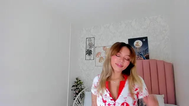 Snapshot of Adria_ross chatting on October 31, 12:39 pm Adria ross online show from October 31, 12:39 pm