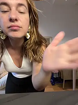 lyajoliee online show from April 17, 6:05 am