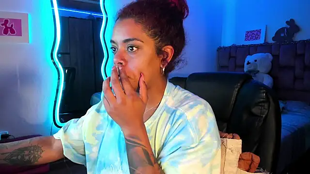 ladyrd1 online show from February 3, 7:07 am