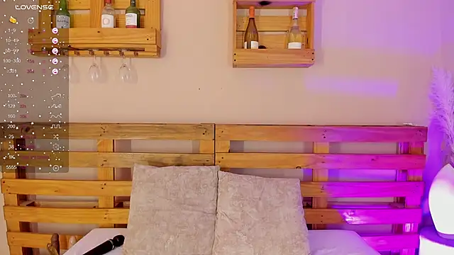 Snapshot of melanieecox chatting on February 9, 10:21 pm melanieecox online show from February 9, 10:21 pm