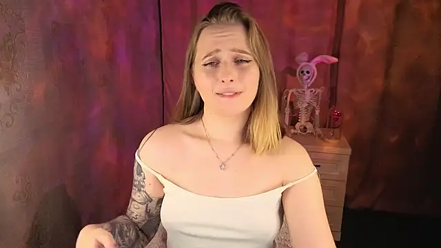 CuteLilyLove online show from May 20, 2:45 pm