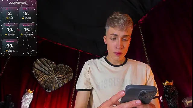 Snapshot of Angel_Snowhotxxx chatting on February 16, 6:32 am Angel Snowhotxxx online show from February 16, 6:32 am