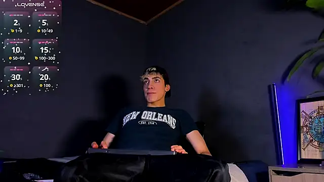 Snapshot of Angel_Snowhotxxx chatting on February 6, 3:00 am Angel Snowhotxxx online show from February 6, 3:00 am