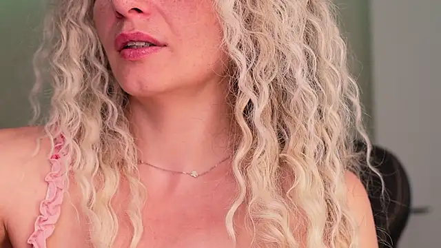 Snapshot of Amerabelle_23 chatting on March 12, 6:11 pm Amerabelle 23 online show from March 12, 6:11 pm