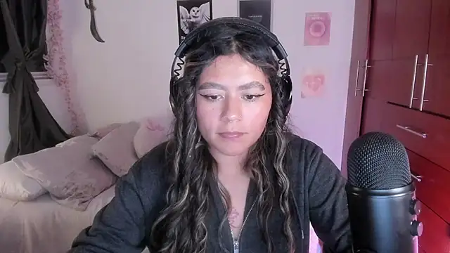 StephaniFox online show from December 18, 1:44 am