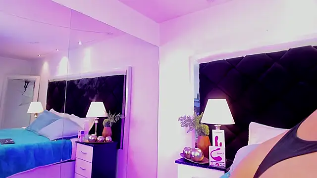 Snapshot of Holly_Brensonexx_ chatting on February 5, 8:14 pm Holly Brensonexx online show from February 5, 8:14 pm