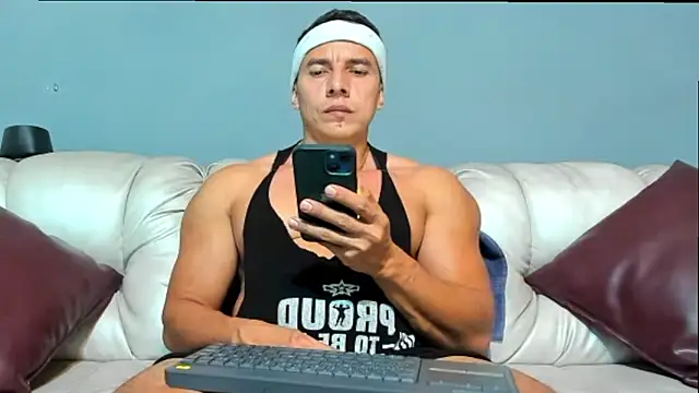 Snapshot of derekk_frostt chatting on May 19, 1:00 am derekk frostt online show from May 19, 1:00 am