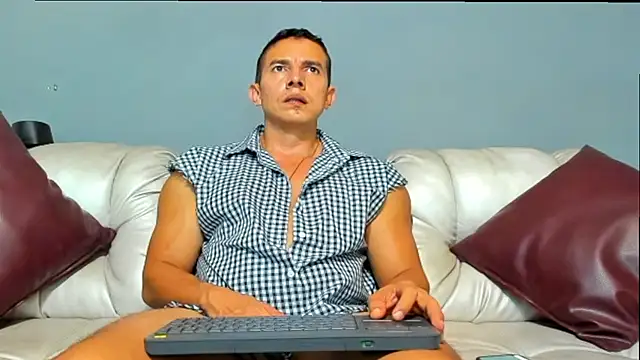 Snapshot of derekk_frostt chatting on May 24, 3:44 am derekk frostt online show from May 24, 3:44 am